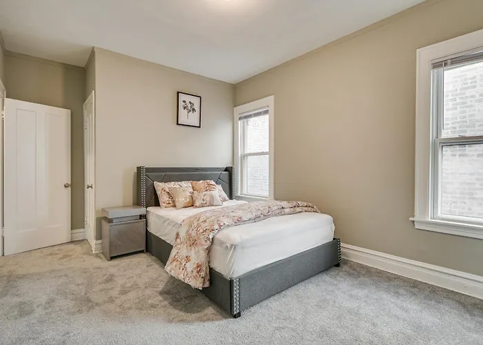 Apartment Walk To Devon Avenue & Warren Park: Apt!