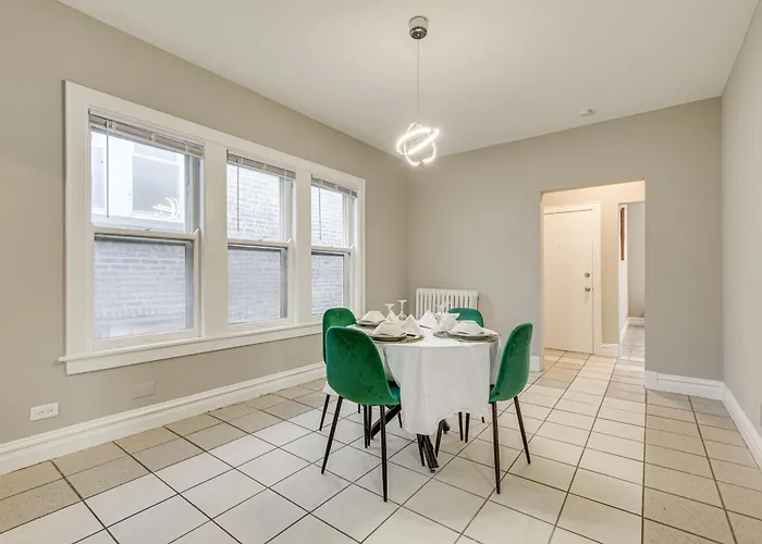 Walk To Devon Avenue & Warren Park: Apt! Apartment