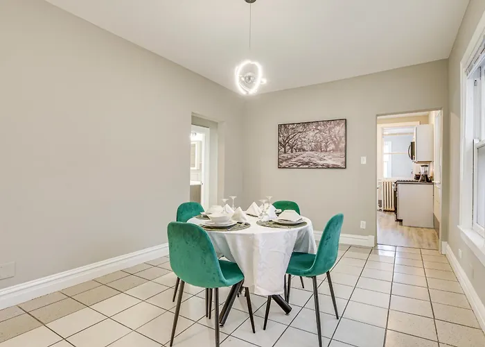 Apartment Walk To Devon Avenue & Warren Park: Apt! Chicago