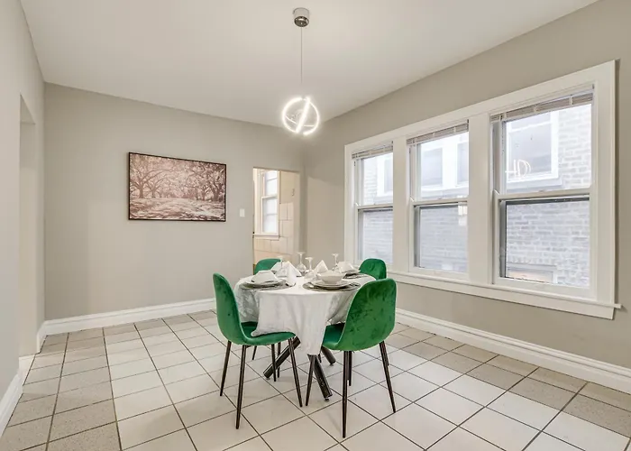 Apartment Walk To Devon Avenue & Warren Park: Apt! Chicago