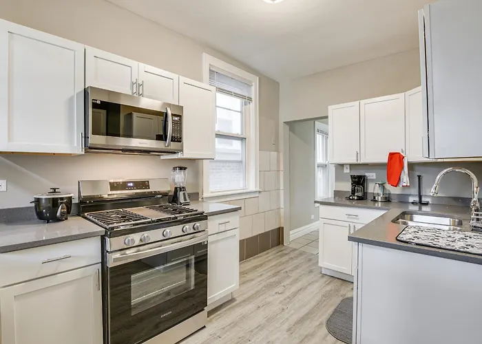 Walk To Devon Avenue & Warren Park: Apt! *